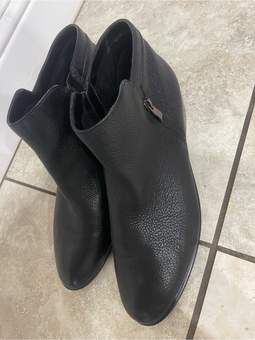 AEROSOLES Men's Black Pebbled Leather Chukka Boots with Side Zip